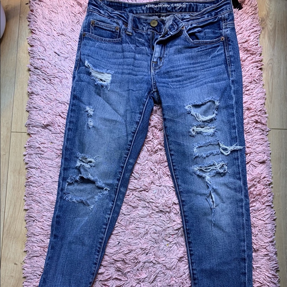 AMERICAN EAGLE RIPPED JEANS